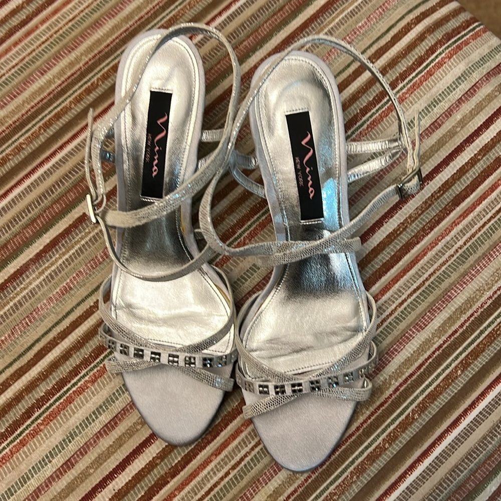 NIB. Nina Curran YS Silver Royal Satin Strappy Heeled Sandals